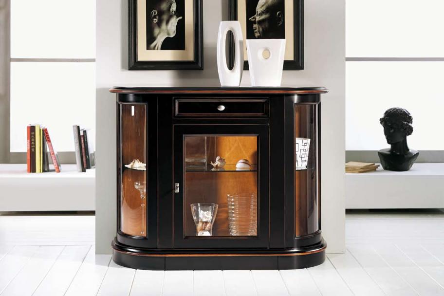 Mueble de comedor con vitrina en color madera nude con acabados en negro  bocamina